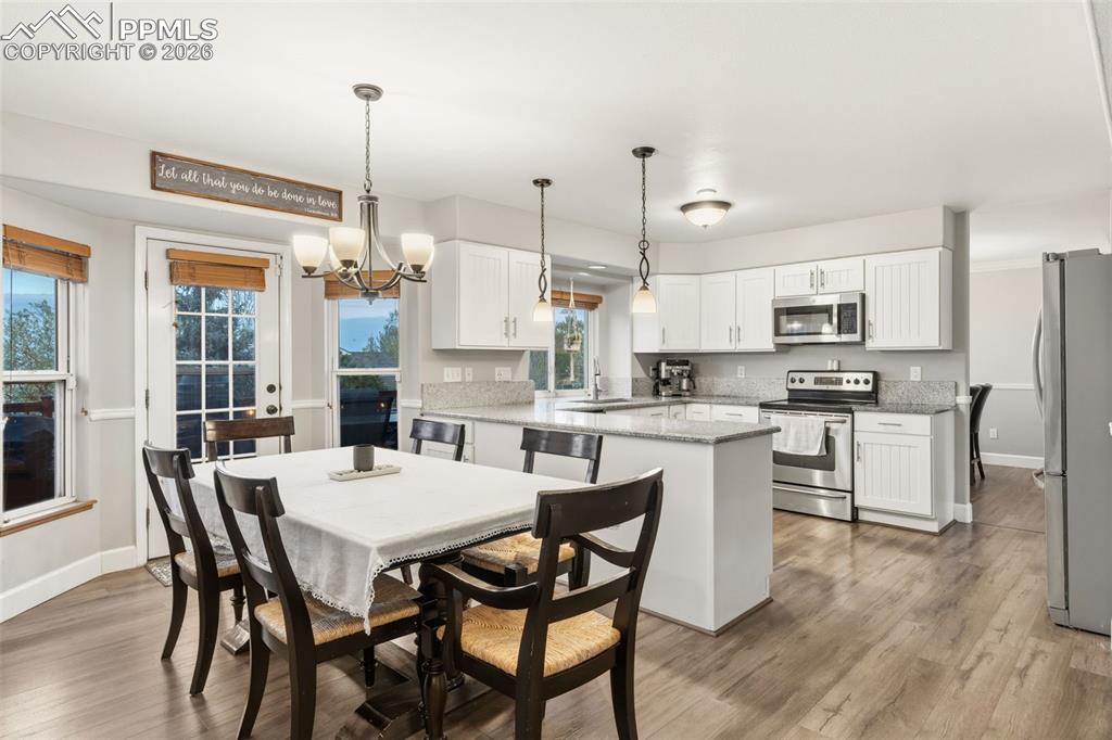 Image 15 of 35: Dining Area