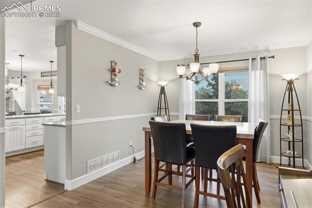 Image 17 of 35: Dining Area