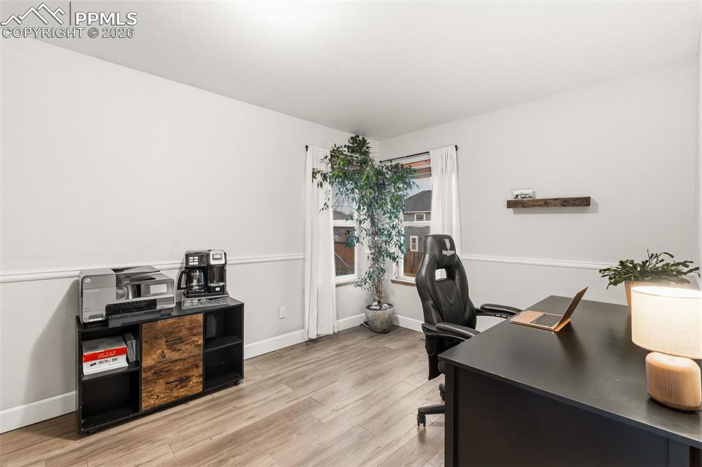 Image 18 of 35: Office