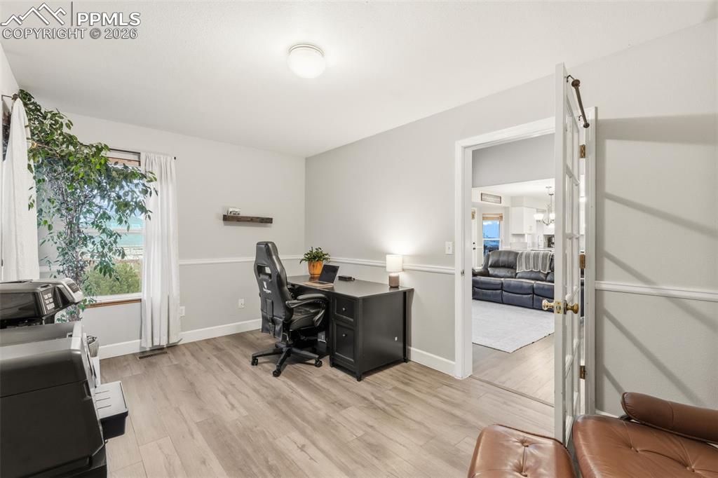 Image 19 of 35: Office