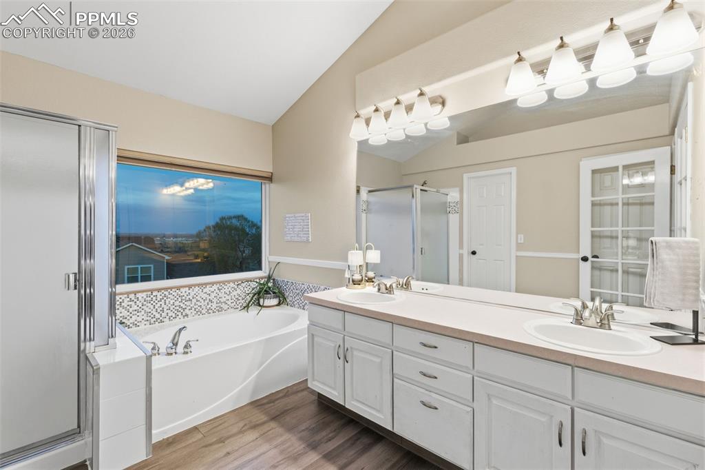 Image 23 of 35: Bathroom