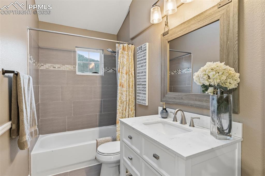 Image 25 of 35: Bathroom