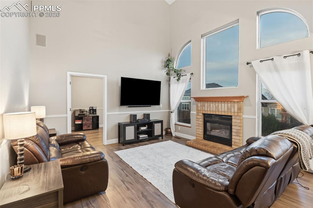 Image 3 of 35: Light and bright family room, next to the kitchen and office