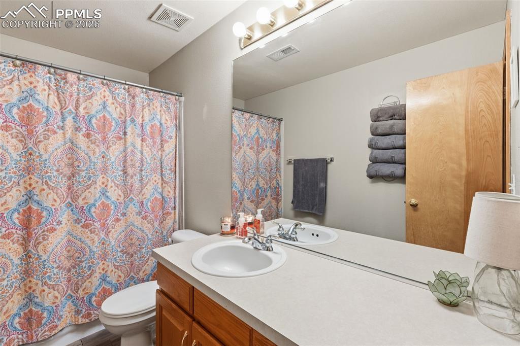 Image 31 of 35: Bathroom