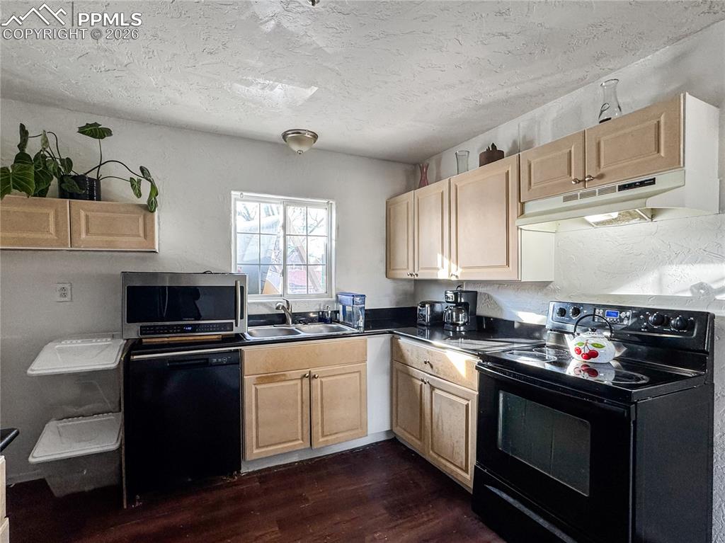 Image 6 of 9: Kitchen