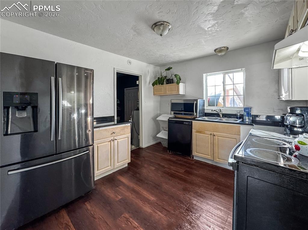 Image 7 of 9: Kitchen