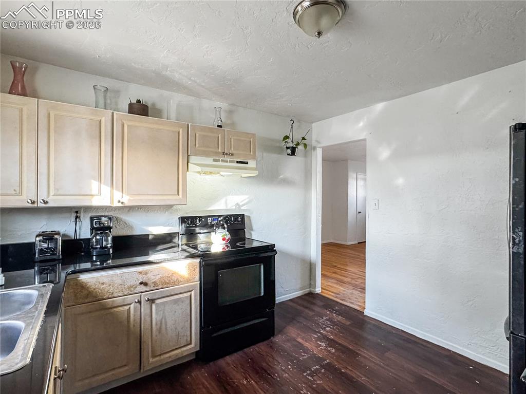 Image 8 of 9: Kitchen