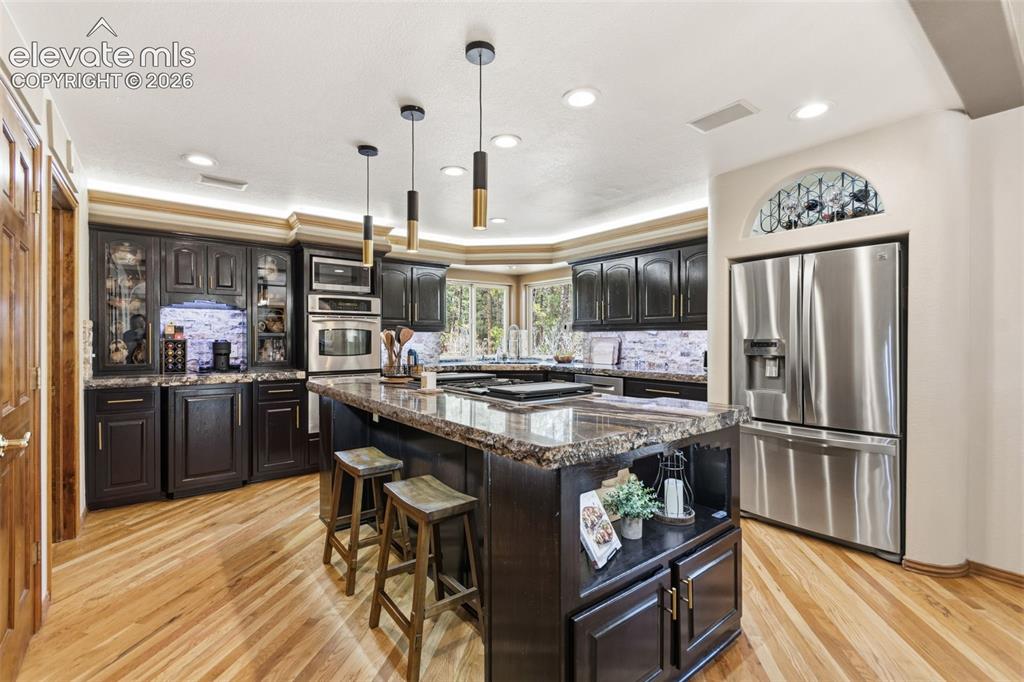 Image 10 of 50: Kitchen