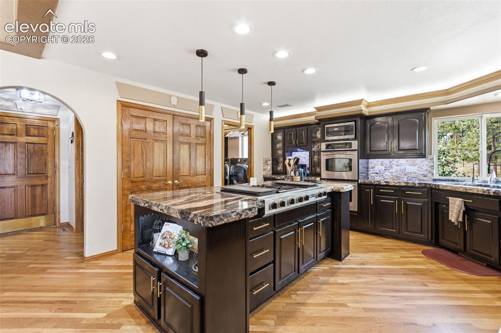 Image 14 of 50: Kitchen