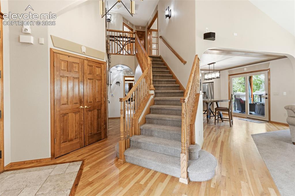 Image 19 of 50: Foyer