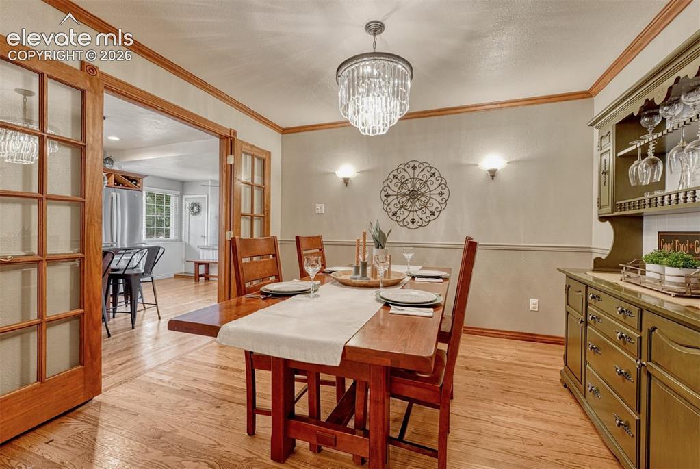 Image 14 of 50: Dining Area