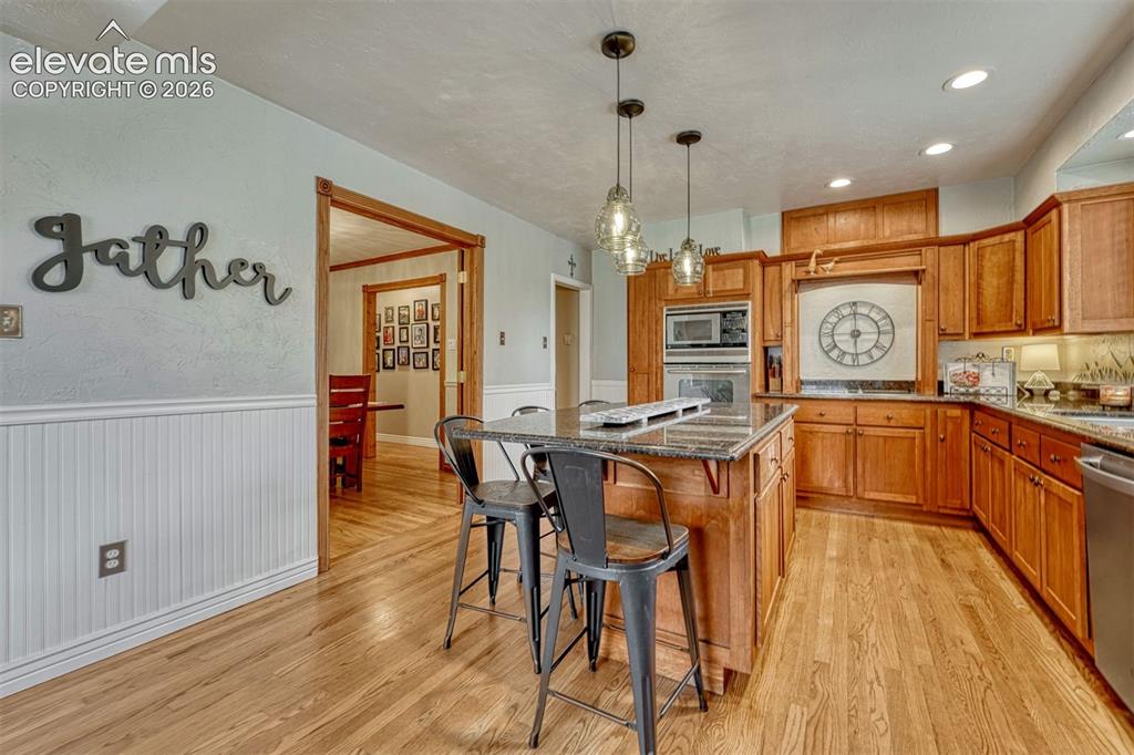 Image 16 of 50: Great kitchen space for cooking and entertaining.