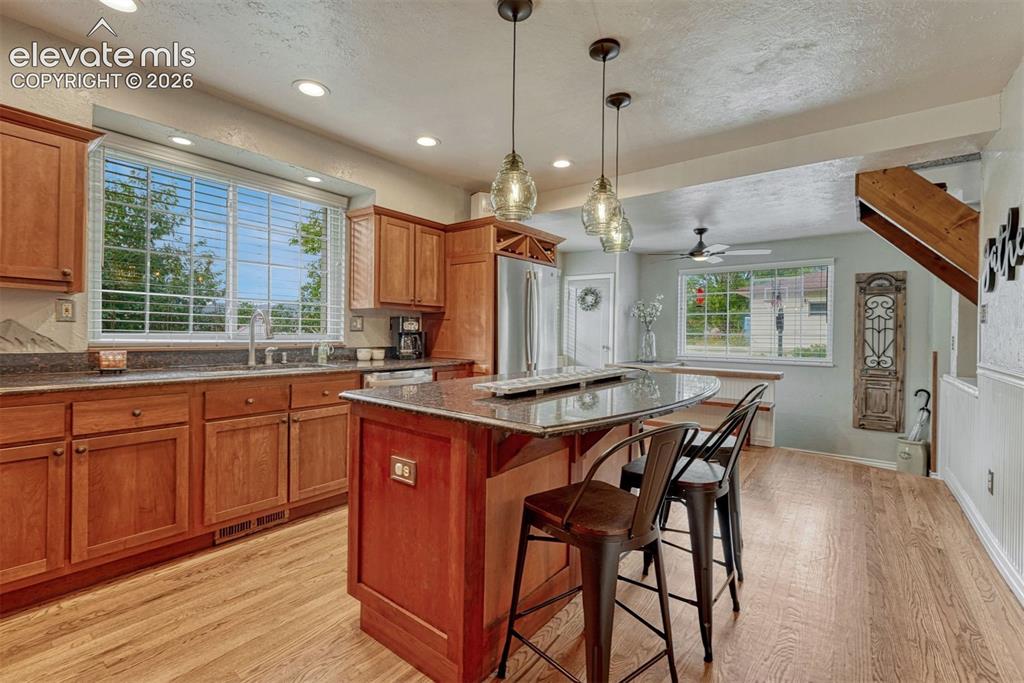 Image 18 of 50: Kitchen