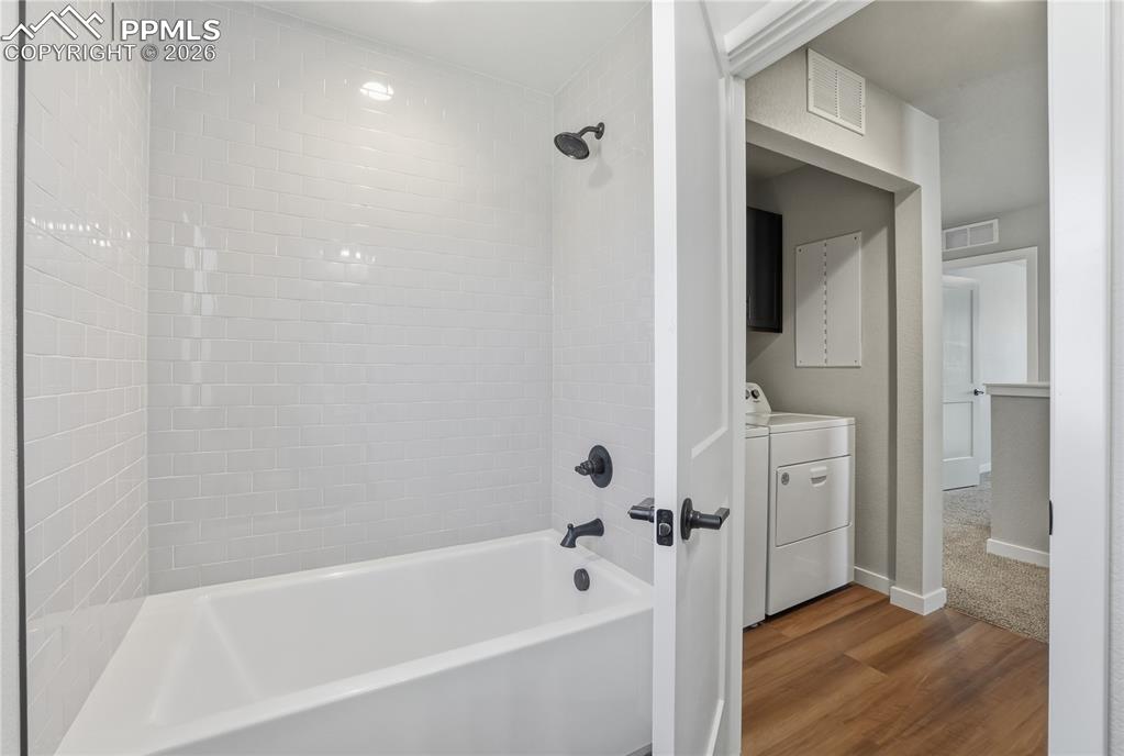 Image 12 of 18: Bathroom