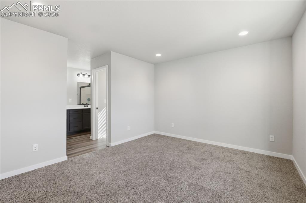 Image 14 of 18: Bedroom