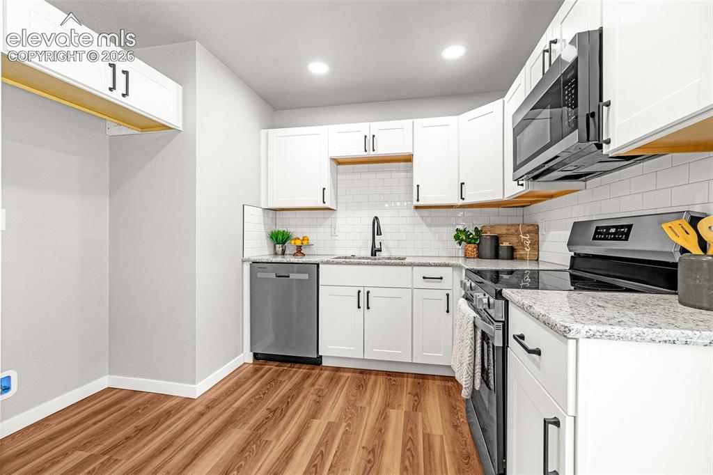 Image 10 of 32: Kitchen