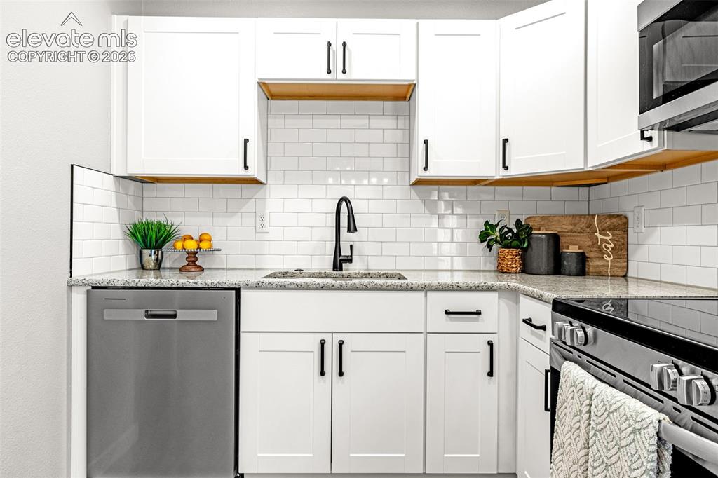 Image 11 of 32: Kitchen