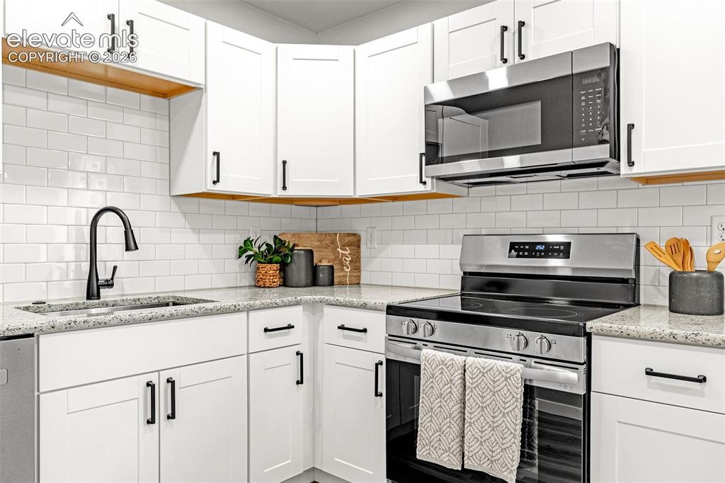 Image 12 of 32: Kitchen