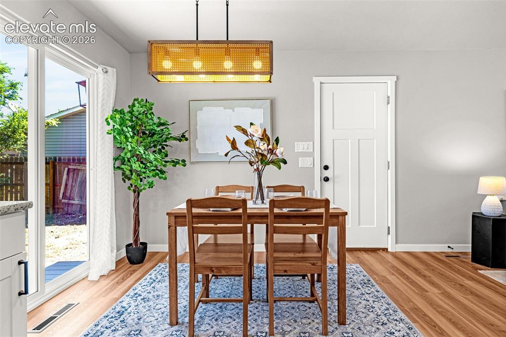 Image 13 of 32: Dining Area