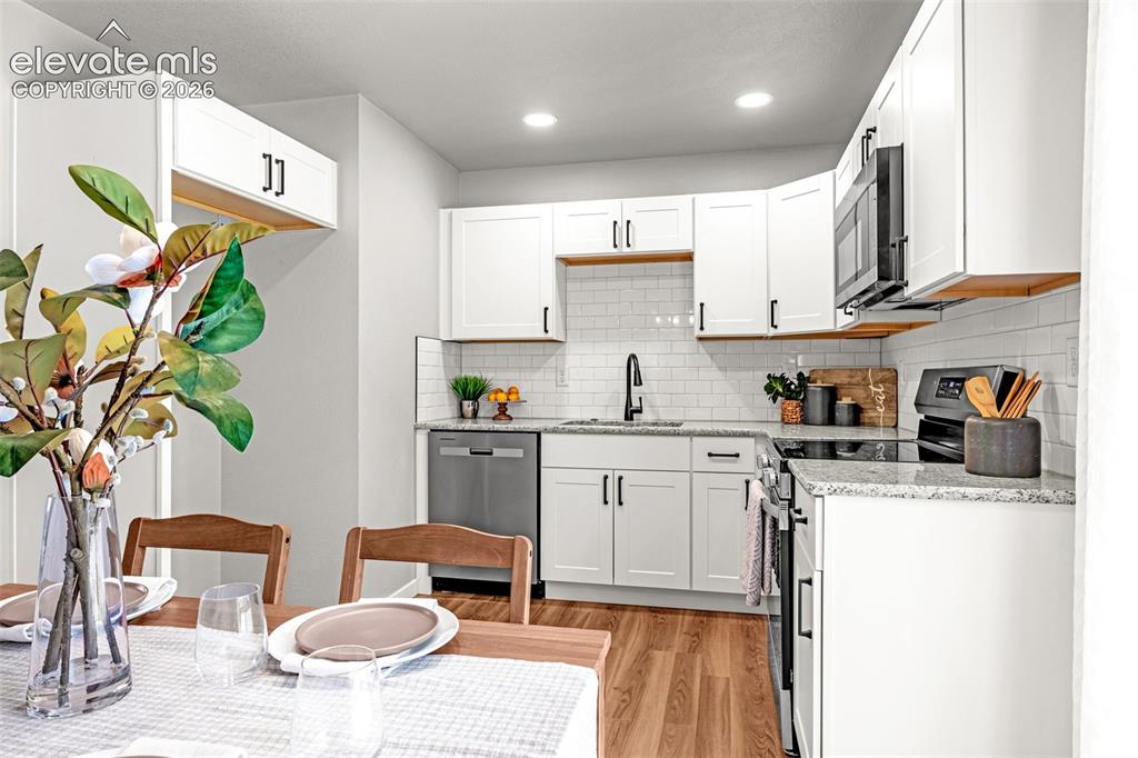 Image 14 of 32: Kitchen