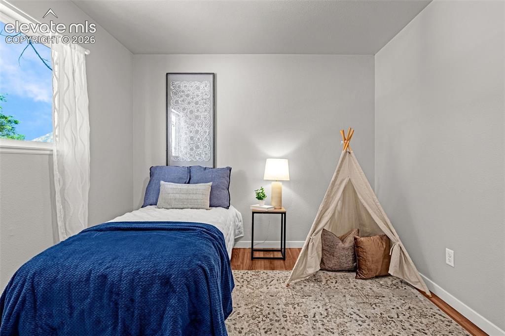 Image 18 of 32: Bedroom