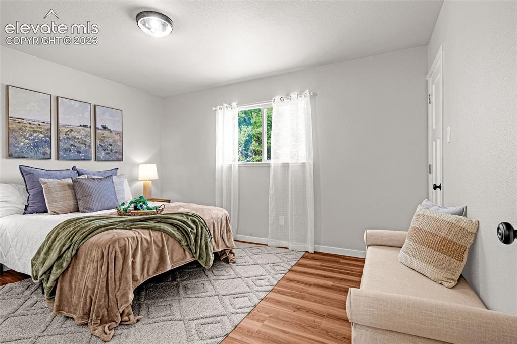 Image 19 of 32: Bedroom