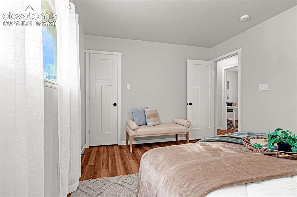 Image 20 of 32: Bedroom