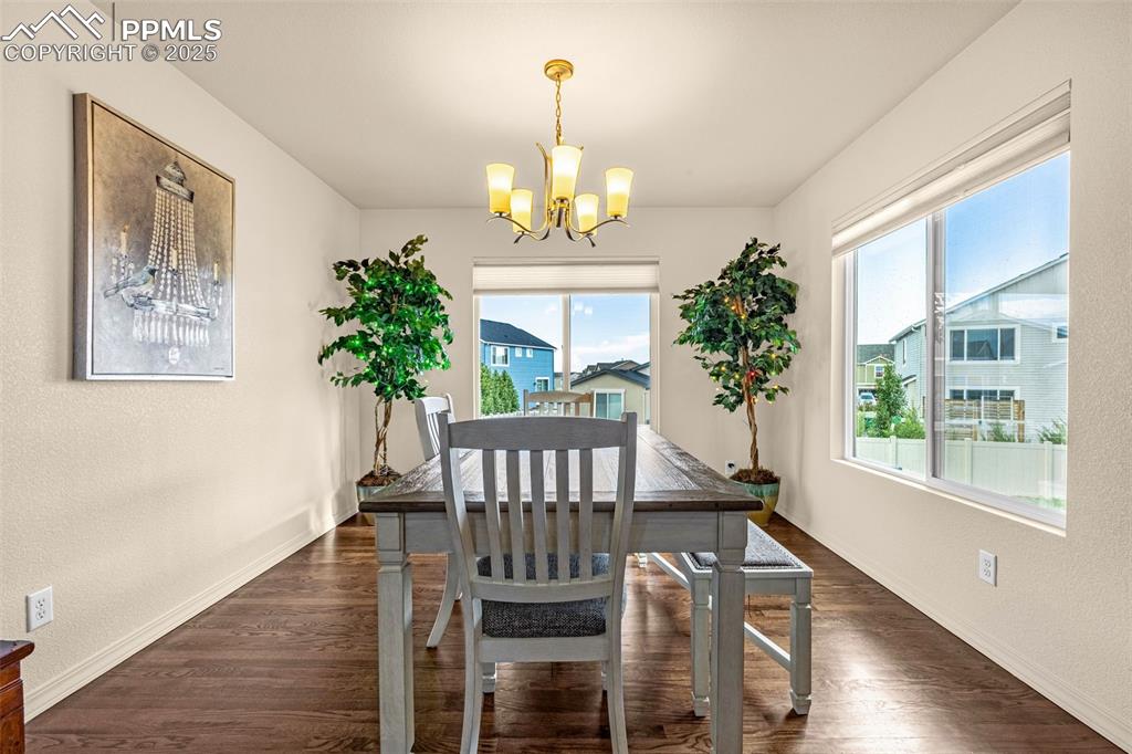 Image 18 of 48: Dining Area