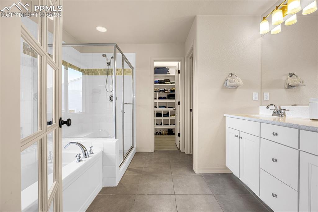 Image 22 of 48: Bathroom