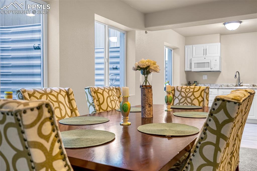 Image 33 of 48: Dining Area