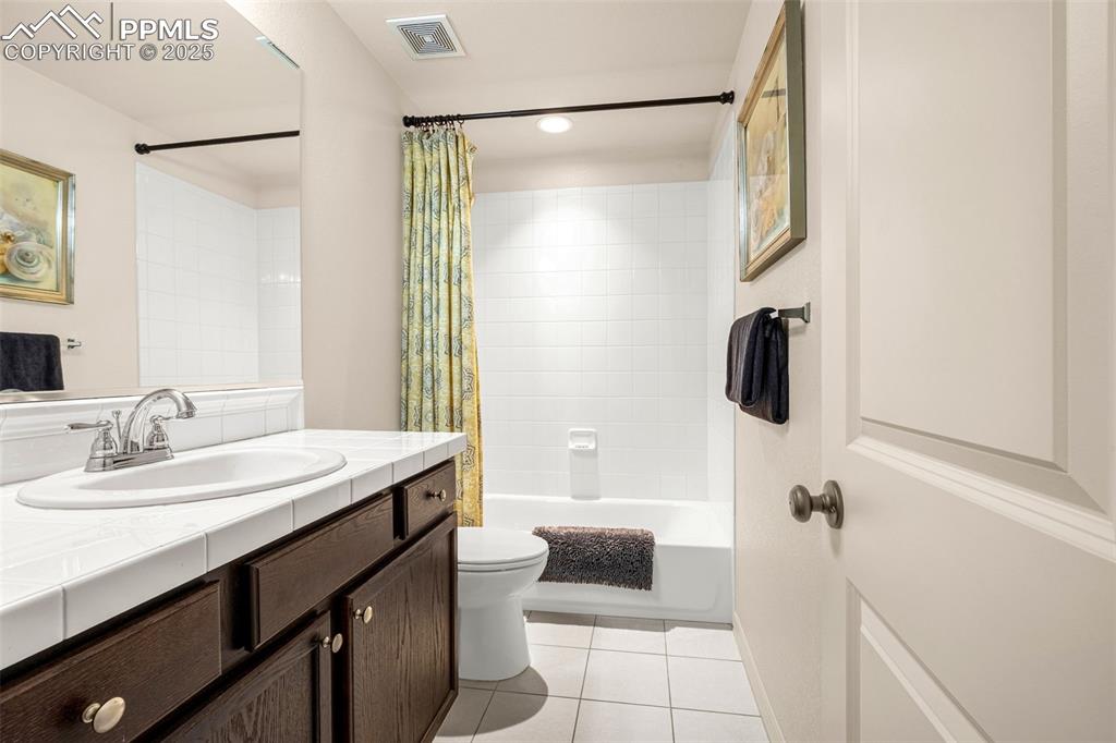 Image 39 of 48: Bathroom