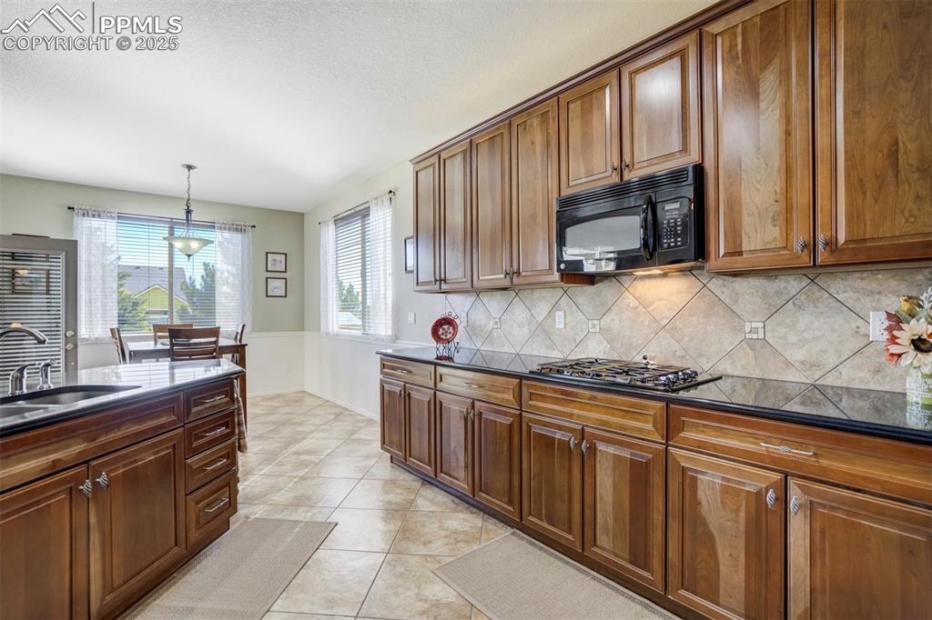 Image 13 of 49: Kitchen