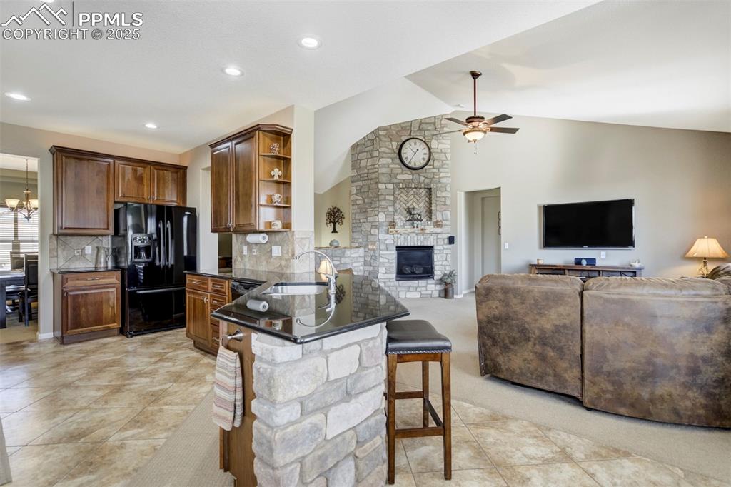 Image 14 of 49: Kitchen