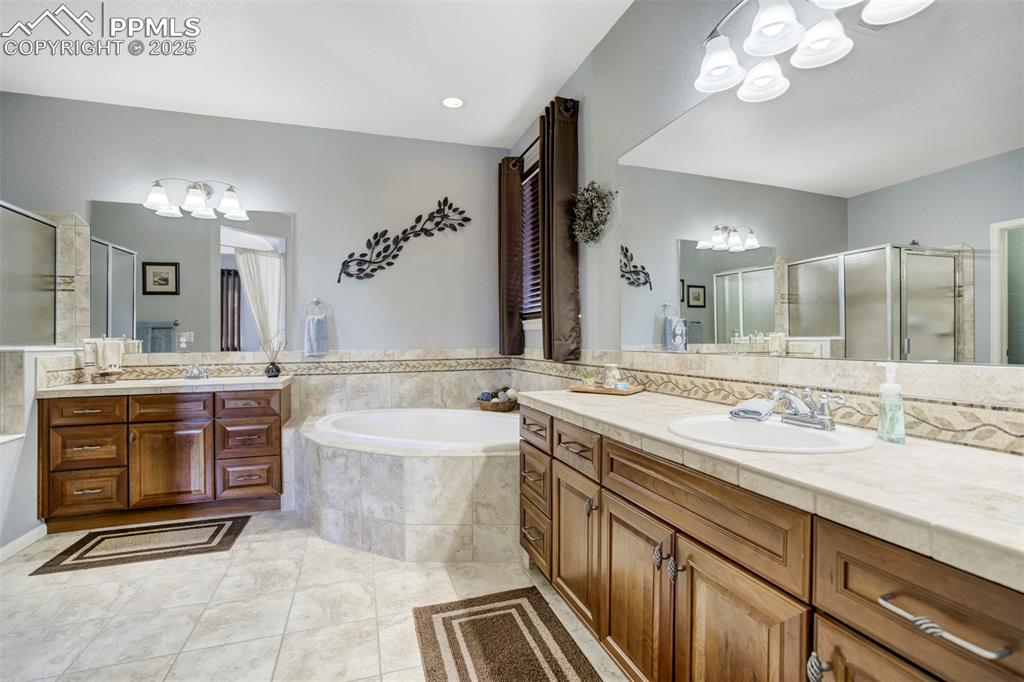 Image 20 of 49: Bathroom