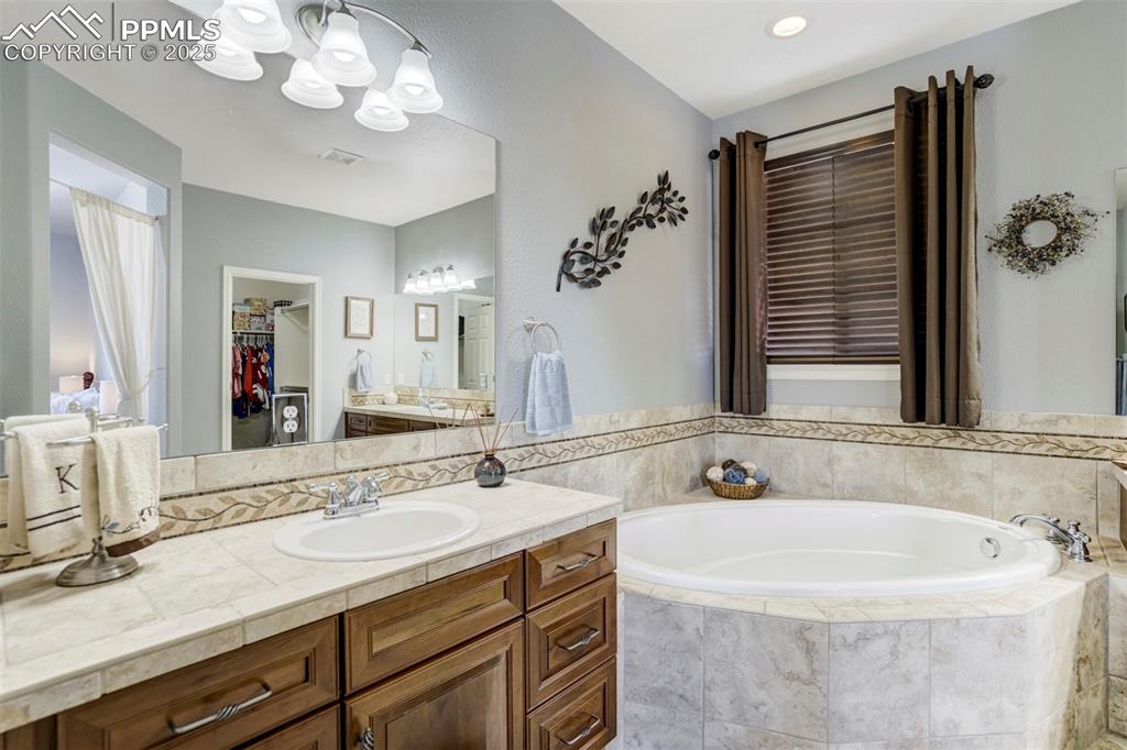 Image 21 of 49: Bathroom