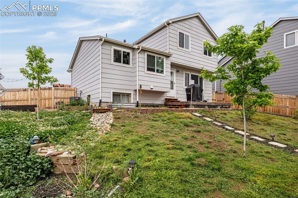 Image 21 of 29: Back of Structure