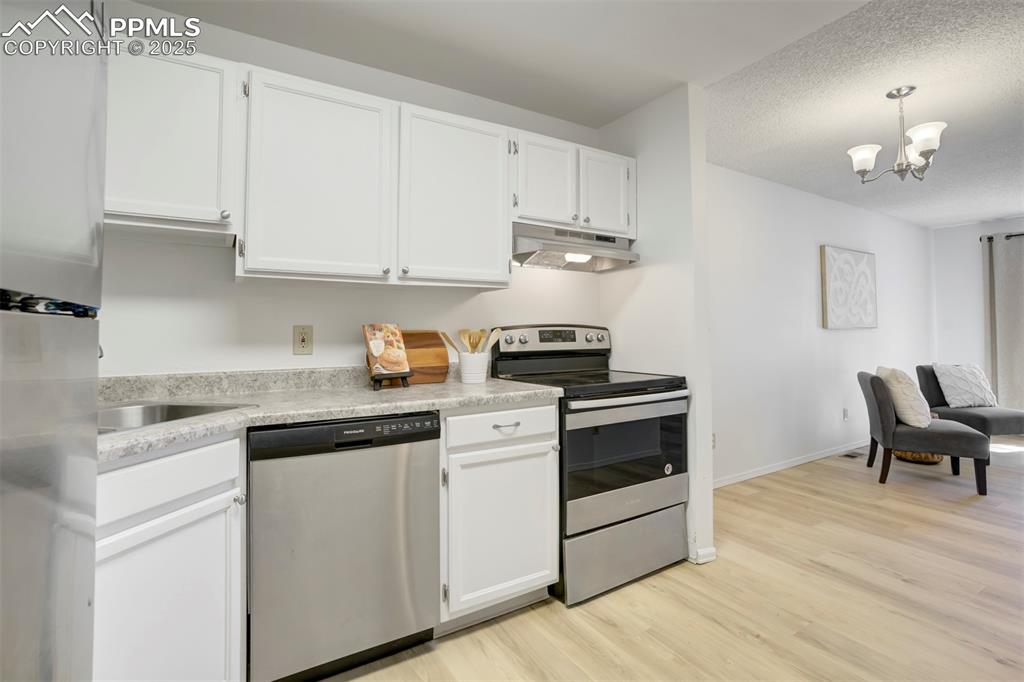 Image 14 of 33: Kitchen