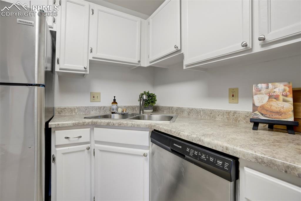 Image 15 of 33: Kitchen