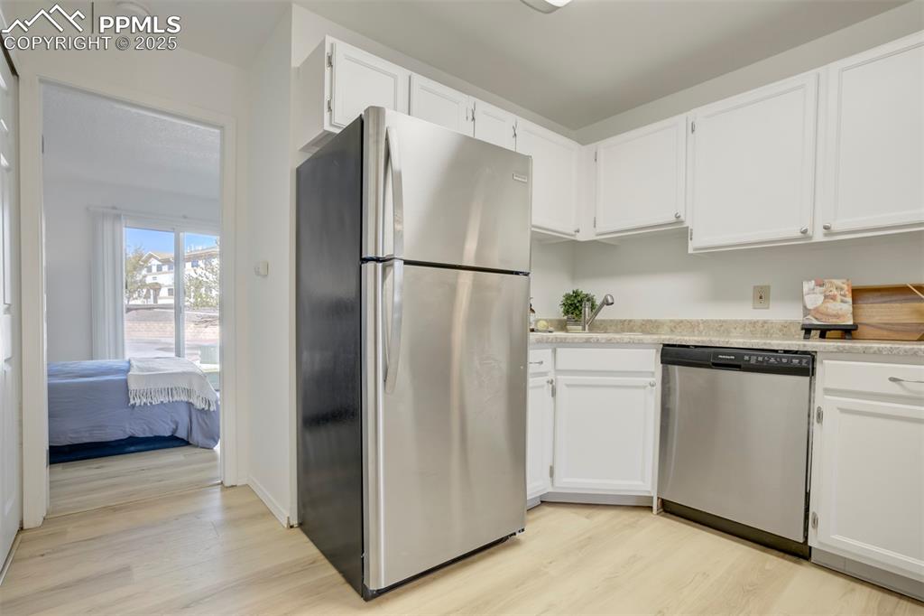 Image 17 of 33: Kitchen