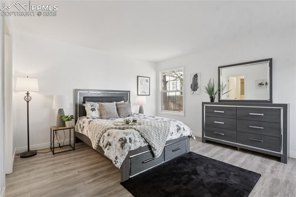 Image 18 of 31: Bedroom