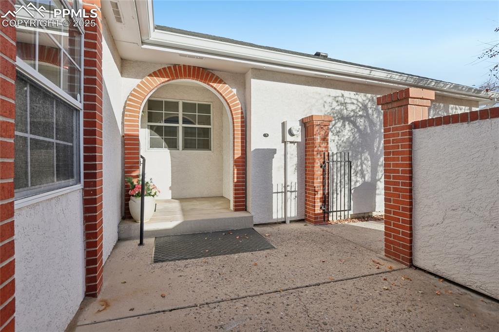 Image 4 of 31: Entry