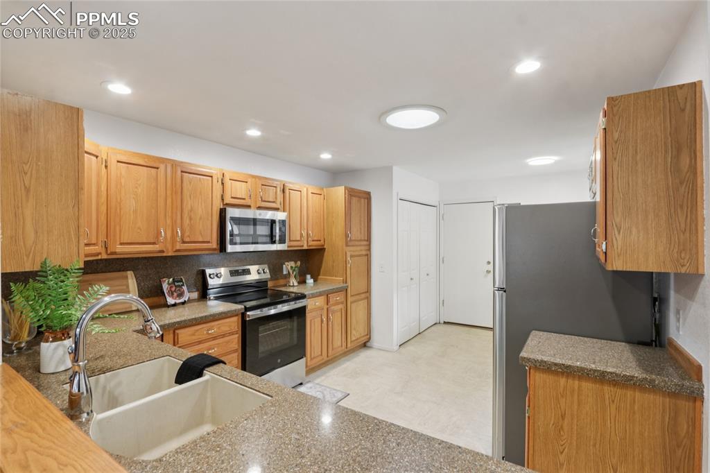 Image 8 of 31: Kitchen