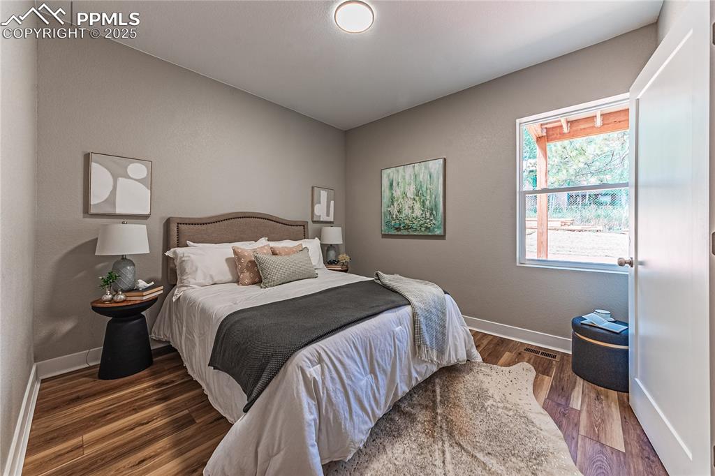 Image 17 of 20: Bedroom