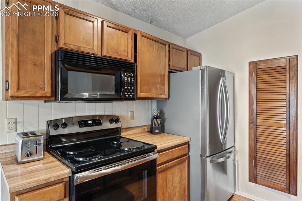 Image 10 of 25: Kitchen