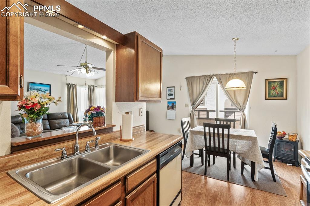 Image 11 of 25: Kitchen