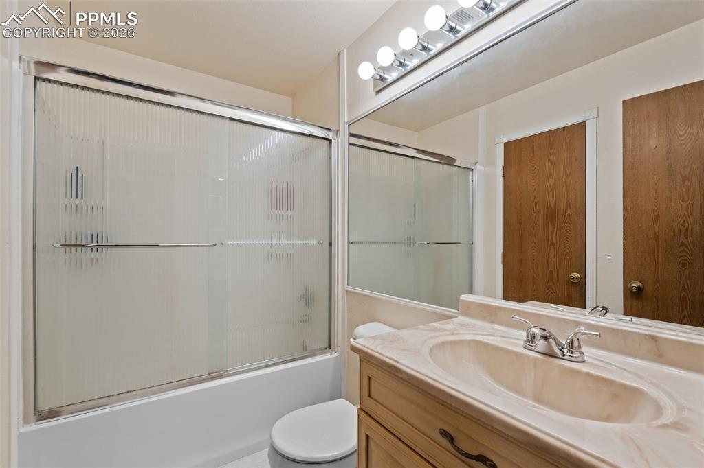 Image 16 of 25: Bathroom