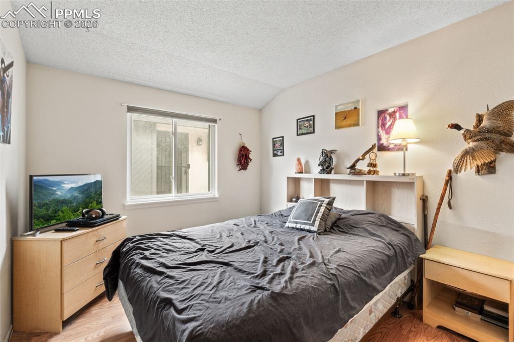 Image 17 of 25: Bedroom