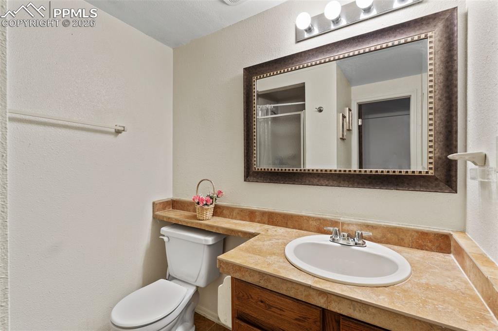 Image 21 of 25: Bathroom