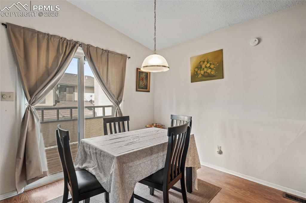 Image 7 of 25: Dining Area