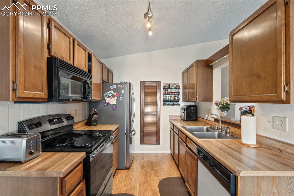 Image 8 of 25: Kitchen